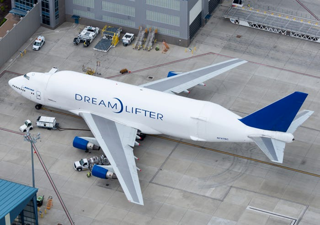Ngắm máy bay “khủng” Boeing tặng Chính phủ Mỹ chở hàng cứu trợ