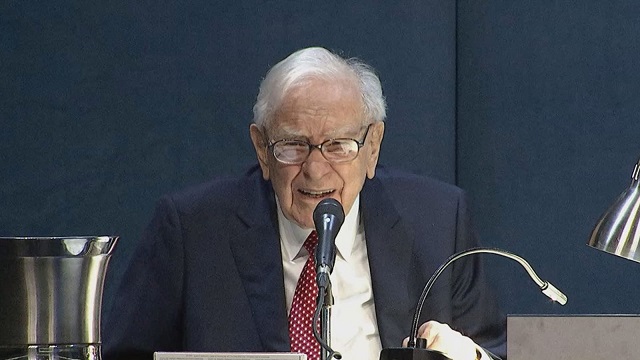 Warren Buffett nhận trách nhiệm vì lỗ nặng khi bán cổ phần Paramount