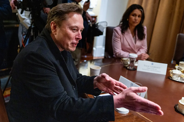 Elon Musk cam kết với vai trò CEO Tesla và sẽ giảm chi tiền cho chính trị | Fili