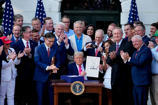 Ông Trump ký duyệt “đạo luật to đẹp” trị giá 3,400 tỷ USD | Fili
