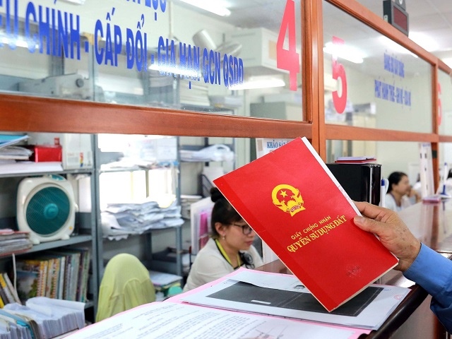 Phân quyền mạnh cho cấp xã: Cơ hội và thách thức trong cấp giấy chứng nhận quyền sử dụng đất