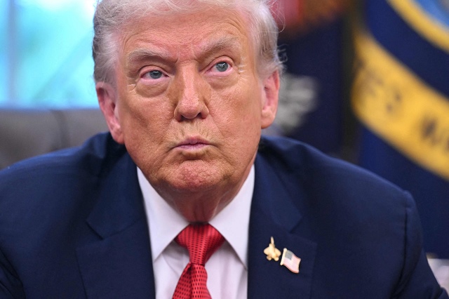 Nóng: Ông Trump công bố thuế quan 100% với dược phẩm, 50% tủ bếp và 25% xe tải nặng