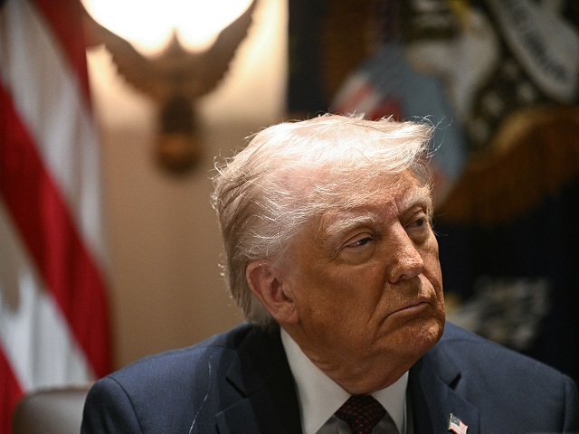 Trump áp thuế bổ sung 100%, siết xuất khẩu phần mềm của Trung Quốc