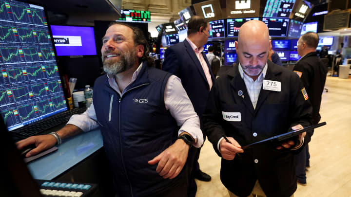 Dow Jones vọt hơn 500 điểm nhờ đà tăng của cổ phiếu Apple | Fili