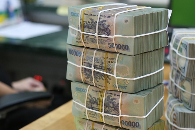 Vì sao lãi suất thấp nhưng tiền gửi ngân hàng vẫn tăng mạnh?