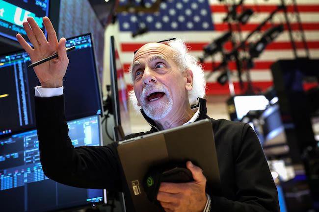 S&P 500 tăng hơn 1%, vượt mốc 6,800 điểm
