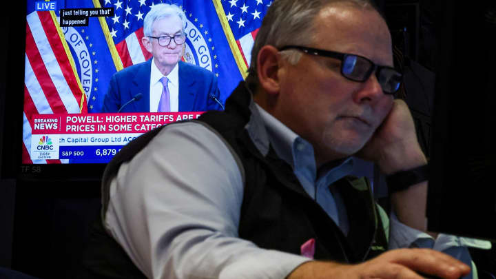 Dow Jones quay đầu giảm khi Chủ tịch Fed báo hiệu có thể không hạ lãi suất thêm trong năm nay