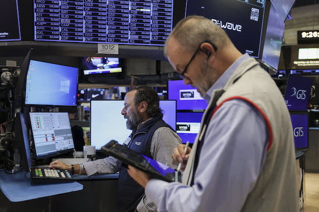 Nasdaq Composite giảm hơn 1% sau loạt báo cáo lợi nhuận của nhóm công nghệ