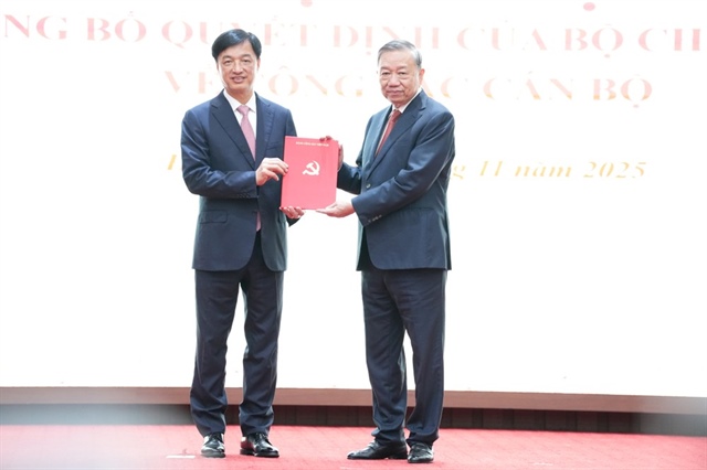 Tổng Bí thư Tô Lâm trao Quyết định của Bộ Chính trị, điều động, phân công ông Nguyễn Duy Ngọc làm Bí thư Thành uỷ Hà Nội. Ảnh: TRỌNG PHÚ