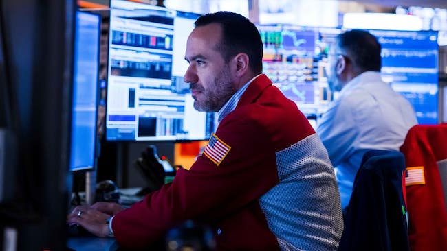 Dow Jones mất gần 400 điểm, Nasdaq Composite giảm gần 2%