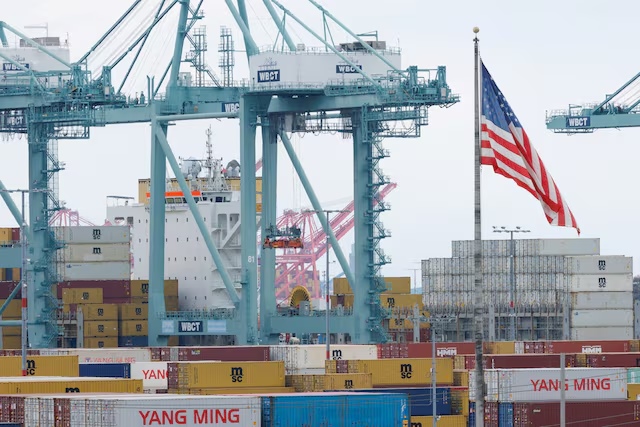 Chính quyền Trump tạm dừng phí cảng với Trung Quốc, mở đường đàm phán về vận tải biển