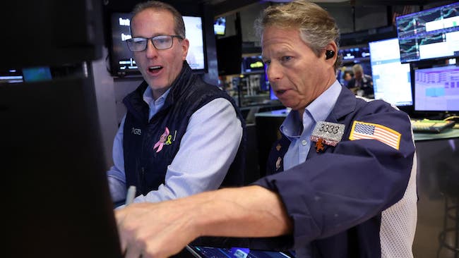 Dow Jones bật tăng gần 400 điểm, Nasdaq Composite cộng 2%