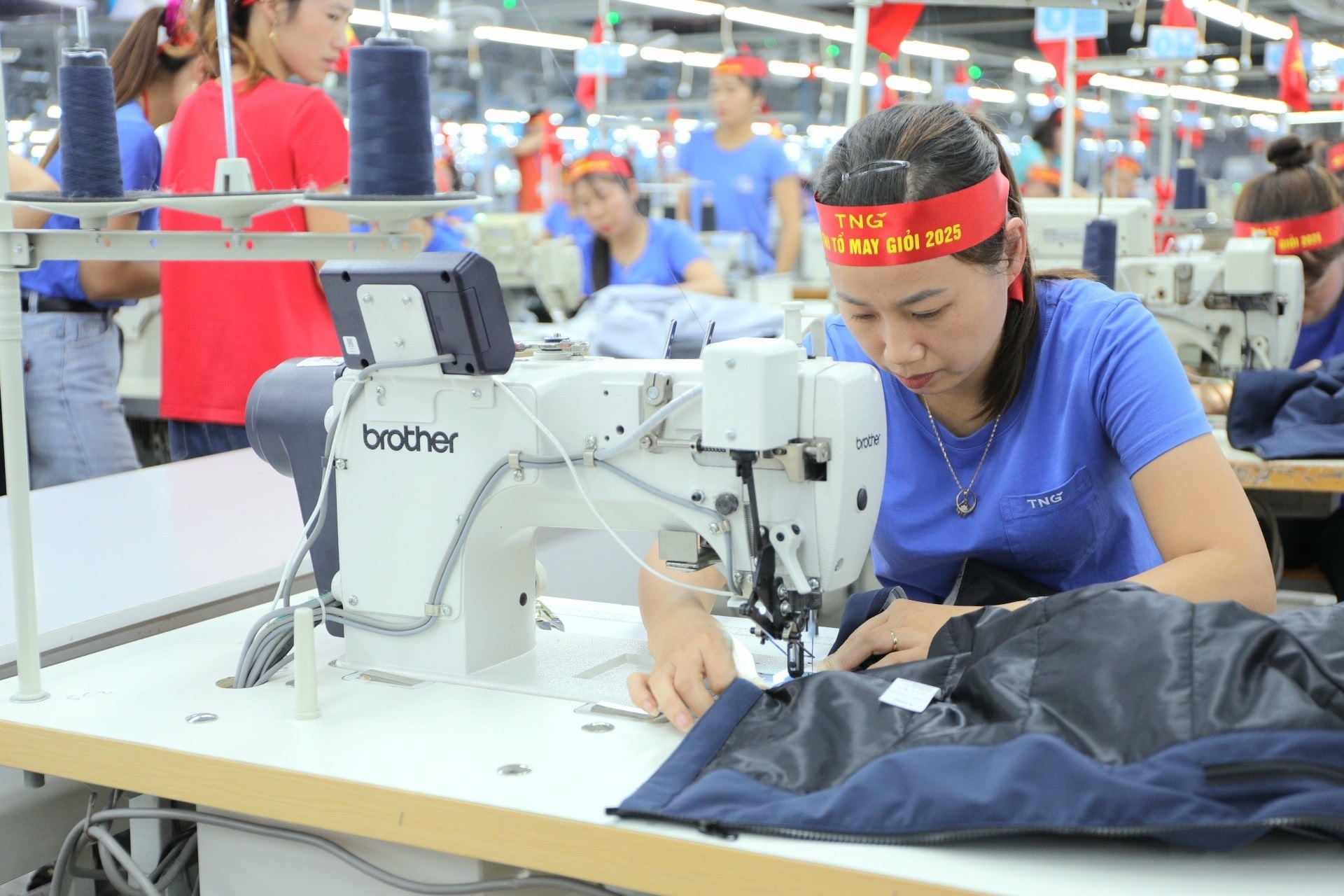Dệt may bứt tốc bất chấp biến động