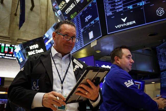 Tăng gần 560 điểm, Dow Jones lập kỷ lục mới