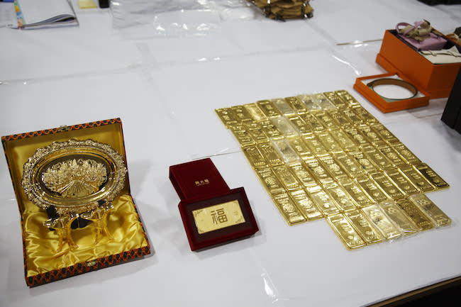 Vàng thế giới tăng gần 2%