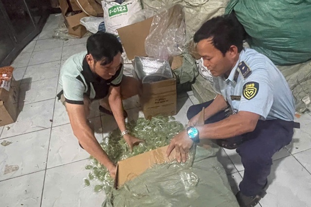 Phát hiện và tạm giữ hơn một tấn bánh kẹo không rõ nguồn gốc tại TPHCM