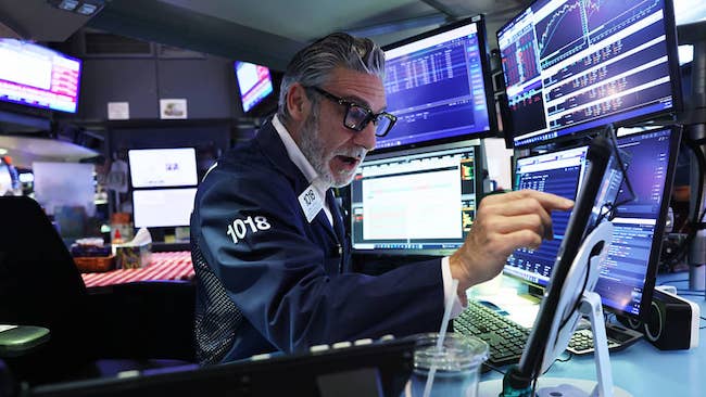 Dow Jones giảm thêm 500 điểm, S&P 500 có chuỗi lao dốc dài nhất kể từ tháng 8/2025