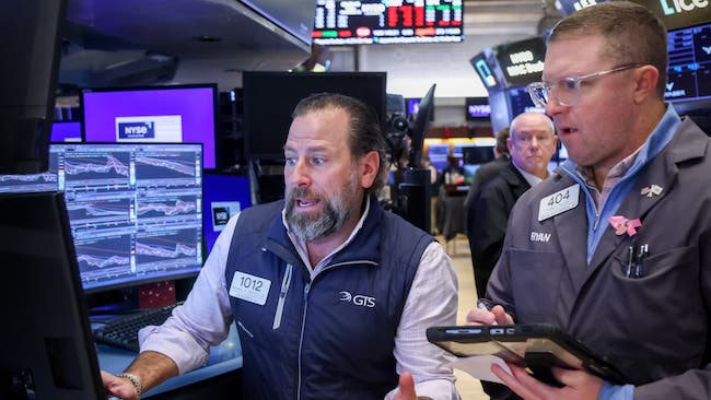 Dow Jones quay đầu tăng gần 500 điểm sau phát biểu của Chủ tịch Fed New York