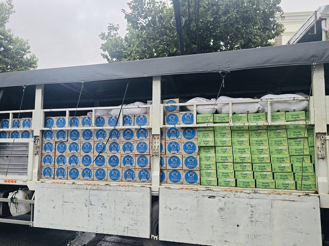 48 tấn sữa và nước uống của Vinamilk đến rốn lũ miền Trung và Tây Nguyên