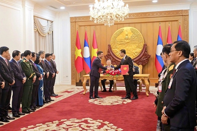 Bộ Công Thương hai nước Việt Nam, Lào trao biên bản ghi nhớ phát triển chuỗi liên kết công nghiệp