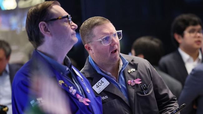 Mất hơn 400 điểm, Dow Jones đứt mạch 5 phiên tăng liên tiếp