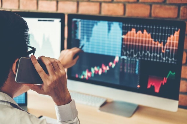 Khối ngoại giảm mạnh bán ròng, VN-Index chốt tháng cao nhất lịch sử