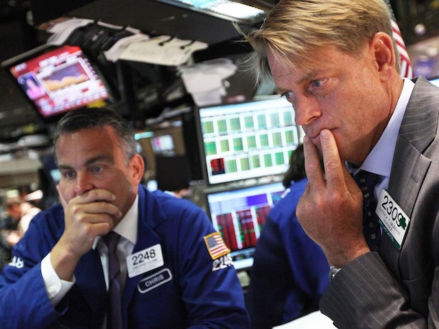 Phố Wall nhuốm sắc đỏ, Dow Jones giảm hơn 200 điểm