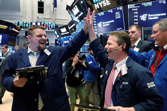 Dow Jones bật tăng gần 500 điểm sau tin vui từ Fed