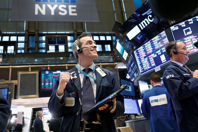 Phố Wall lập đỉnh mới, Dow Jones tăng gần 650 điểm