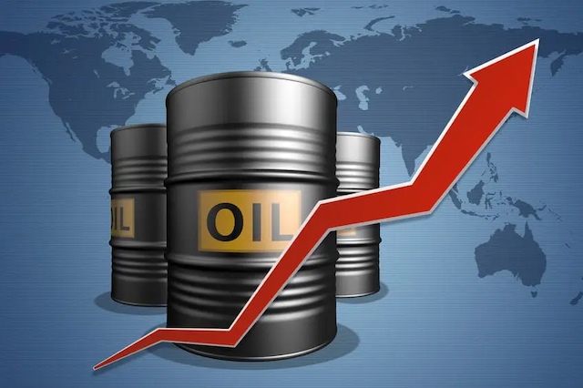 Giá dầu tăng 1% sau khi ông Trump không loại trừ khả năng chiến tranh với Venezuela