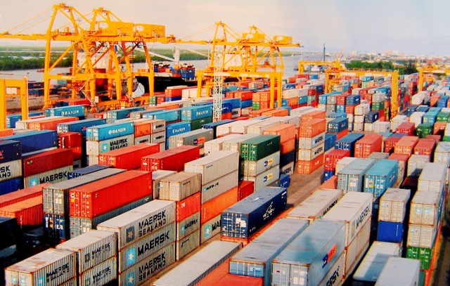 Tổng kim ngạch xuất nhập khẩu tiến sát cột mốc 900 tỷ USD