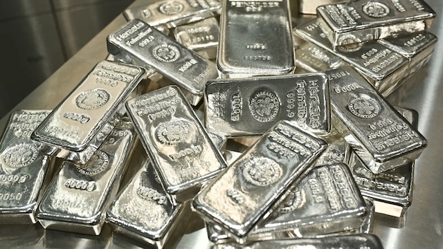 Giá bạc bật tăng 7% sau phiên tệ nhất trong 4 năm, vàng hồi phục hơn 1%