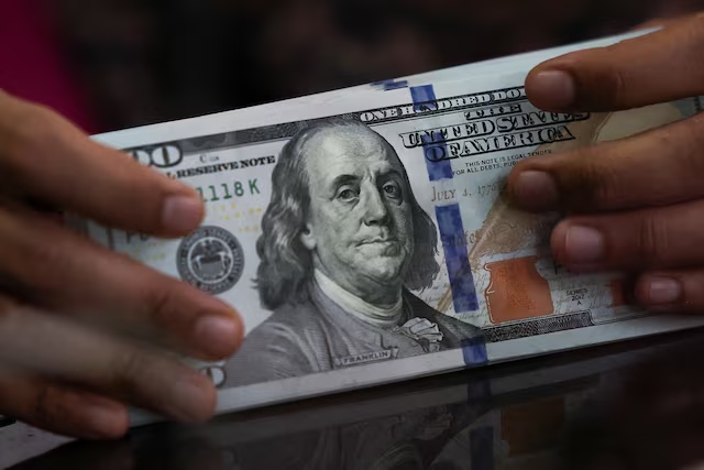 Đồng USD suy yếu giữa nỗi lo về Fed