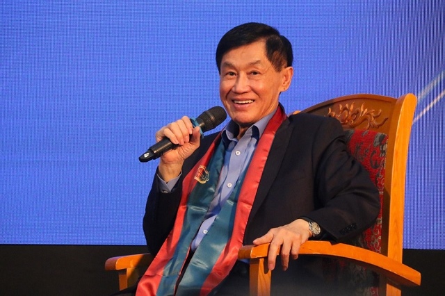 Hãng bán lẻ sân bay của ông Johnathan Hạnh Nguyễn báo lãi ròng tăng 188% quý cuối năm, cổ phiếu kịch trần