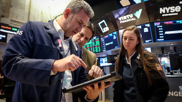 S&P 500 lập kỷ lục mới, còn Dow Jones ngược lối
