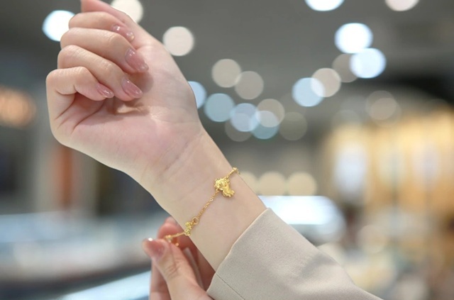 Sắm vàng diện Tết: Đầu tư cho phong cách hay tích lũy cho tương lai?