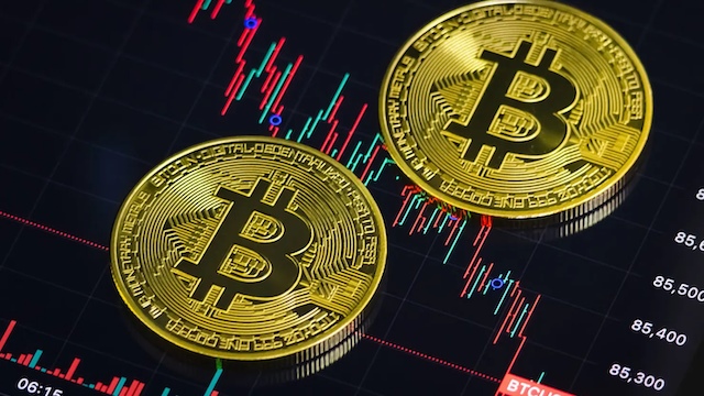 Bitcoin có lúc thủng mốc 61,000 USD, giảm hơn 50% từ đỉnh