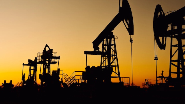 Giá dầu giảm 3% khi Mỹ và Iran nhất trí nối lại đàm phán