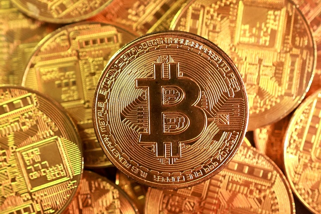 Bitcoin bật lại trên mốc 70,000 USD sau khi suýt thủng 60,000 USD