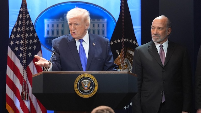 Bị Tòa án Tối cao bác bỏ, ông Trump công bố thuế quan toàn cầu 10% mới
