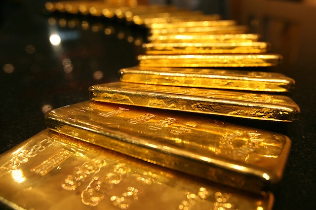 Vàng thế giới tăng hơn 100 USD lên sát 5,300 USD