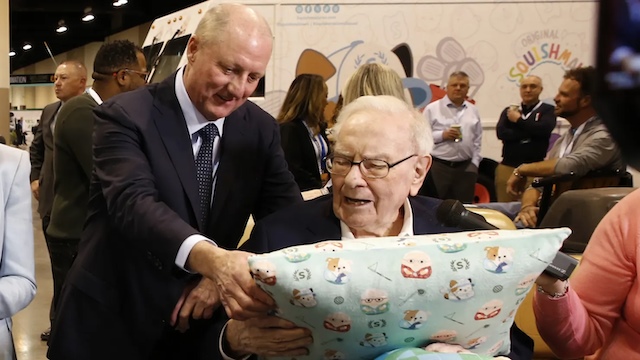 Quý cuối làm CEO của Warren Buffett: Berkshire Hathaway lợi nhuận giảm 29%, "núi tiền mặt" giảm nhẹ