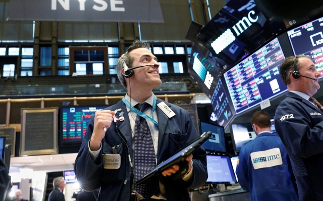 Nhà đầu tư lao vào bắt đáy, Phố Wall trở lại từ vực thẳm, S&P 500 tăng nhẹ
