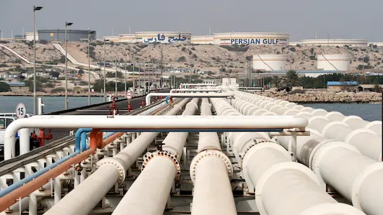 Giá dầu hạ nhiệt sau khi Mỹ cam kết hỗ trợ tàu chở dầu trong chiến sự Iran