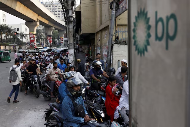 Bangladesh cho sinh viên nghỉ học để tiết kiệm xăng dầu, điện