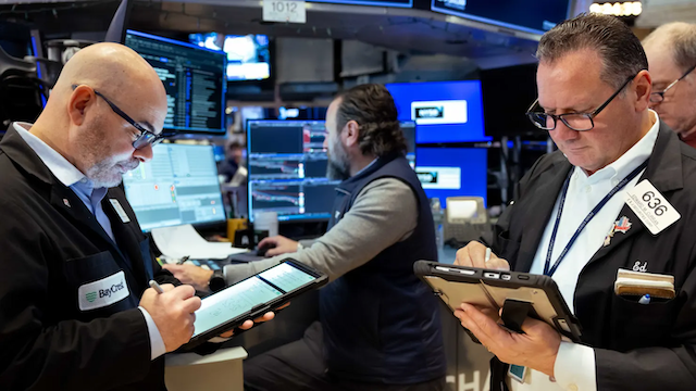 Phố Wall giảm nhẹ chờ tin về xung đột Iran