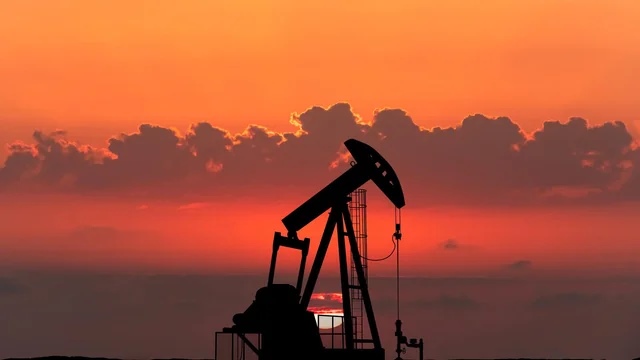 Dầu WTI giảm gần 12% về gần 83 USD/thùng