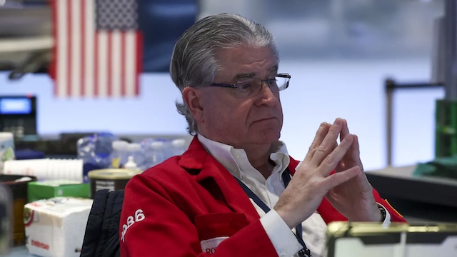 Dow Jones giảm gần 300 điểm