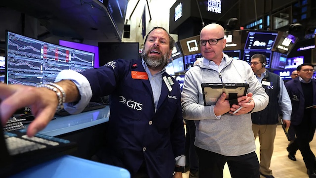Dow Jones mất hơn 700 điểm khi giá dầu tăng vọt