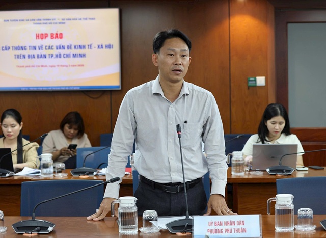 Sớm rào chắn khu vực gầm cầu Phú Mỹ để hạn chế tình trạng người dân đốt rác, đổ rác
